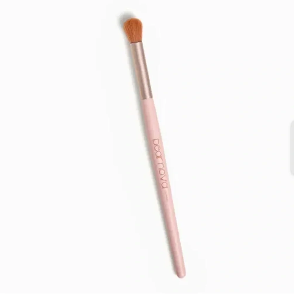 Pear Nova Pink Eyeshadow Blending Brush with Rose Gold Ferrule